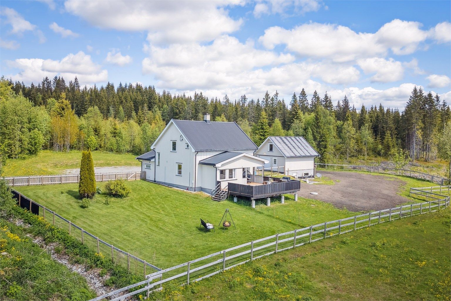 Velkommen til Sandvollvegen 42! Velholdt enebolig med landlig og usjenert beliggenhet på Ingeberg, i enden av en rolig blindvei uten gjennomgangstrafikk.