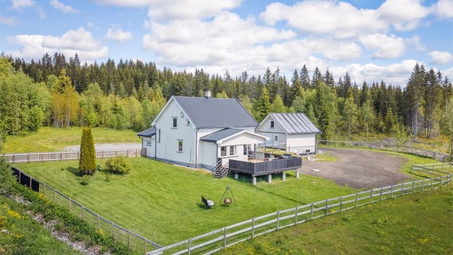 Velkommen til Sandvollvegen 42! Velholdt enebolig med landlig og usjenert beliggenhet på Ingeberg, i enden av en rolig blindvei uten gjennomgangstrafikk.