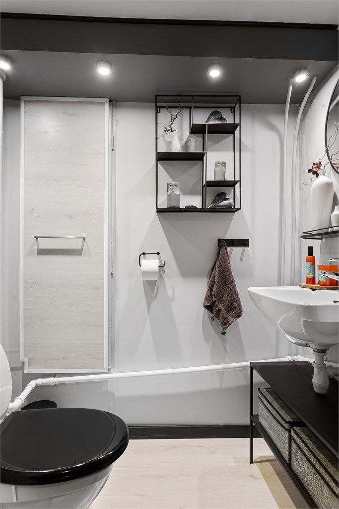 Tilliggende toalettrom med vegghengt servant og gulvstående toalett (ikke bruksendret/omsøkt rom) - Hybel