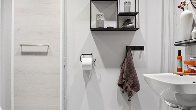 Tilliggende toalettrom med vegghengt servant og gulvstående toalett (ikke bruksendret/omsøkt rom) - Hybel