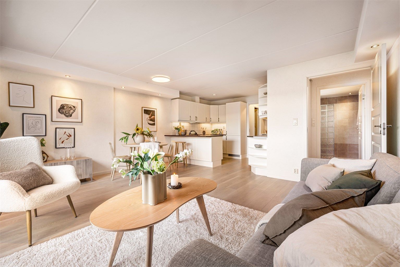 - Det er kort vei til turområder, badeplass, buss, butikk, skole og barnehage -