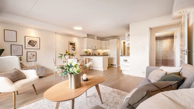 - Det er kort vei til turområder, badeplass, buss, butikk, skole og barnehage -