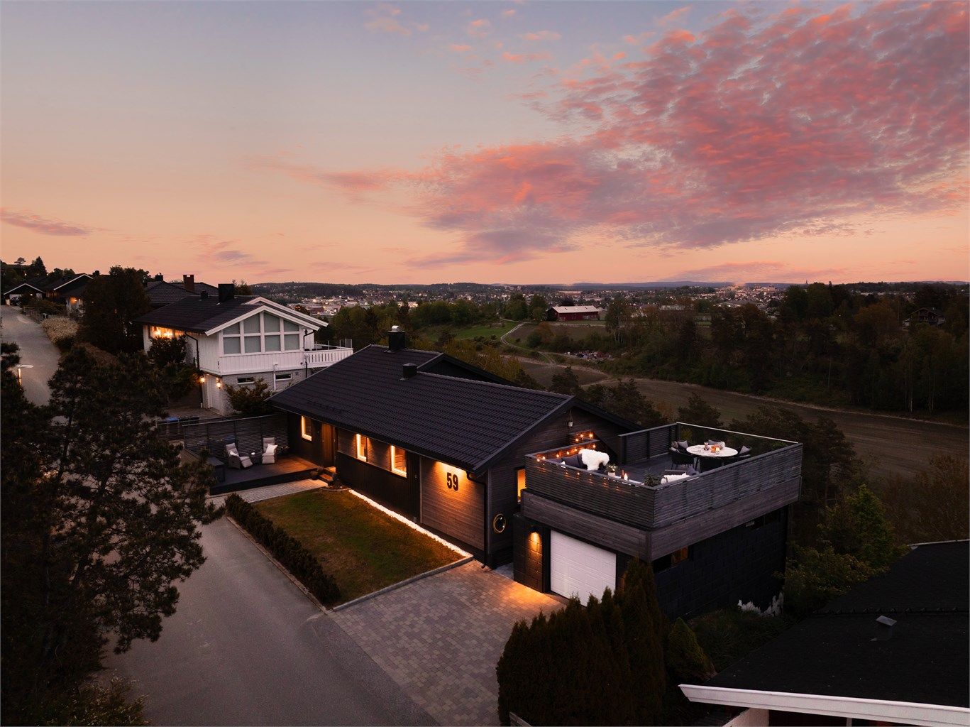 Nøtteveien 49 presenteres av Raymond Bøhn i Krogsveen. 
Fotograf; Kristoffer Kristiansen.