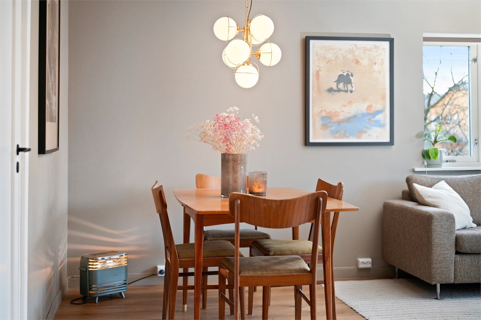 Stuen har en naturlig plassering for spisebord, og det er rom for både større og mindre løsninger, avhengig av hva en måtte foretrekke.