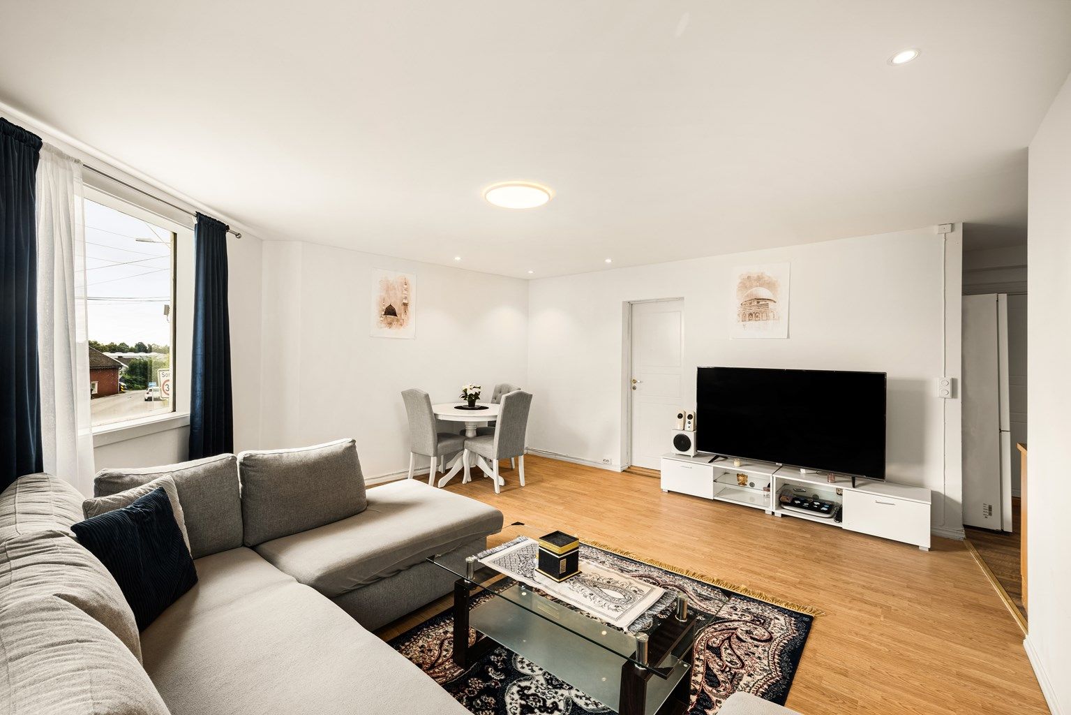 Stuen ble sommeren 2023 oppgradert med nytt vindu, nytt laminatgulv og ny himling med spotter som kan dimmes. 