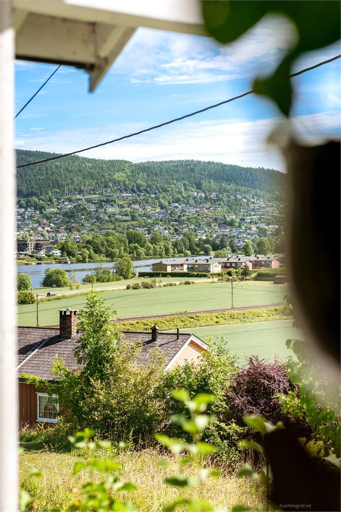 Landlig og fredelig beliggenhet med utsikt mot kulturlandskap samt Drammenselva.