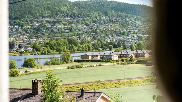 Landlig og fredelig beliggenhet med utsikt mot kulturlandskap samt Drammenselva.