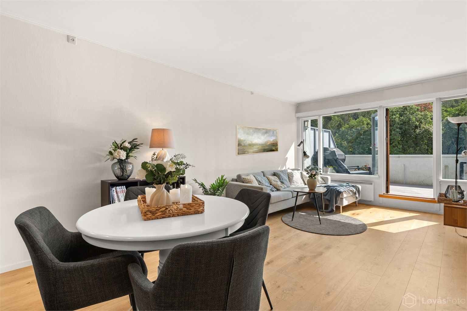 Stuen har god plass til både sofagruppe og spisebord.