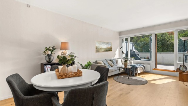 Stuen har god plass til både sofagruppe og spisebord.