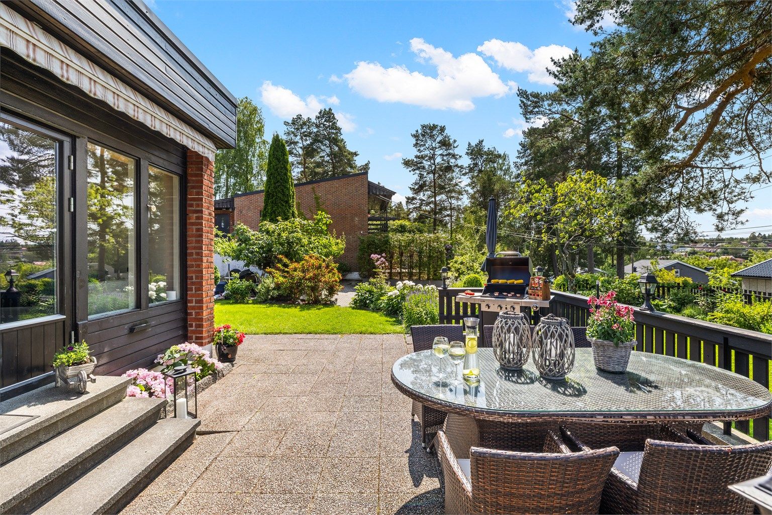 Boligen er godt tilpasset terrenget og omgivelsene, i frodige omgivelser med lite innsyn. 