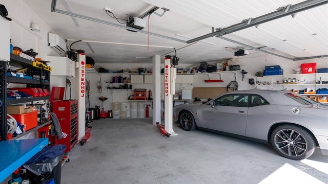 Frittstående garasje oppført i 2023 med betonggulv og god plass til parkering og verksted.