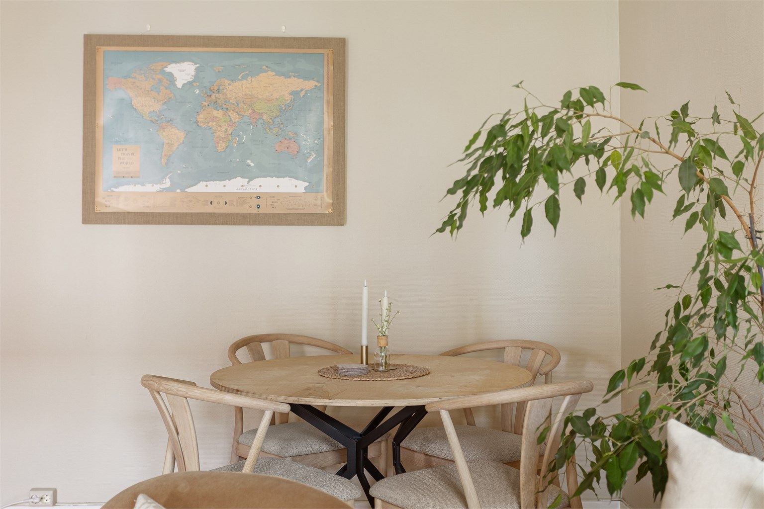 Lyse flater og gode lysforhold skaper en innbydende ramme for personlig innredning.