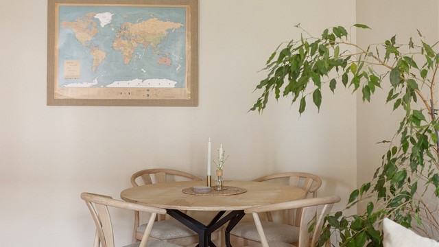 Lyse flater og gode lysforhold skaper en innbydende ramme for personlig innredning.
