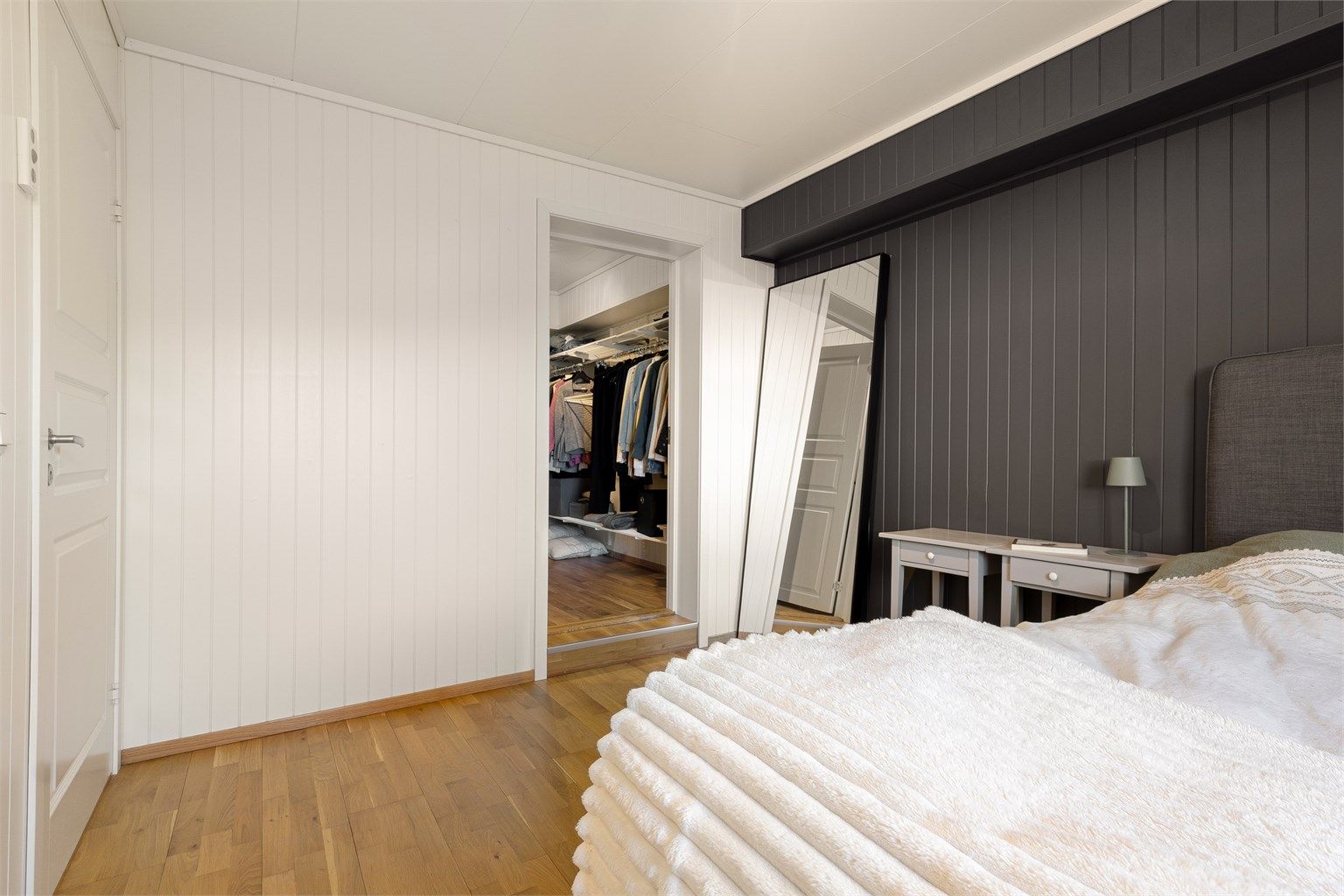 I tilknytning til soverommet er det en praktisk stor bod (walk-in closet).