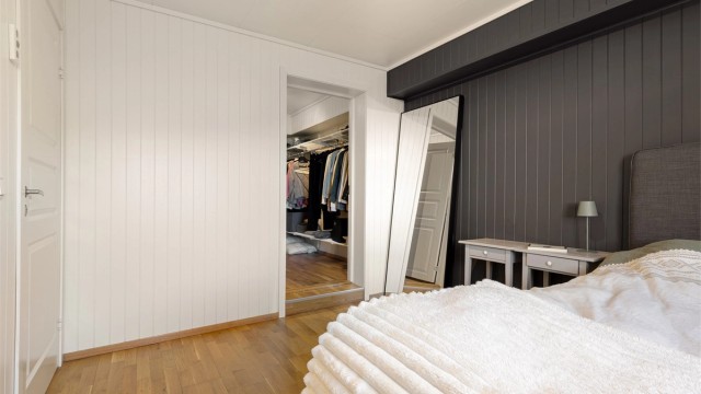 I tilknytning til soverommet er det en praktisk stor bod (walk-in closet).