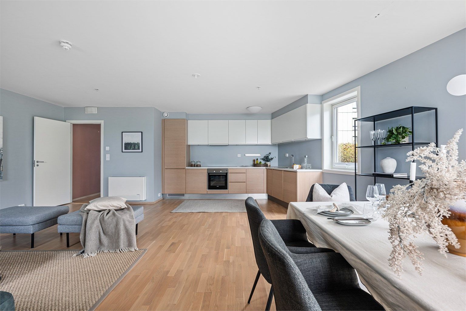 Kjøkken med bra skapplass og arbeidsflater. Lekkert og moderne design fra HTH.