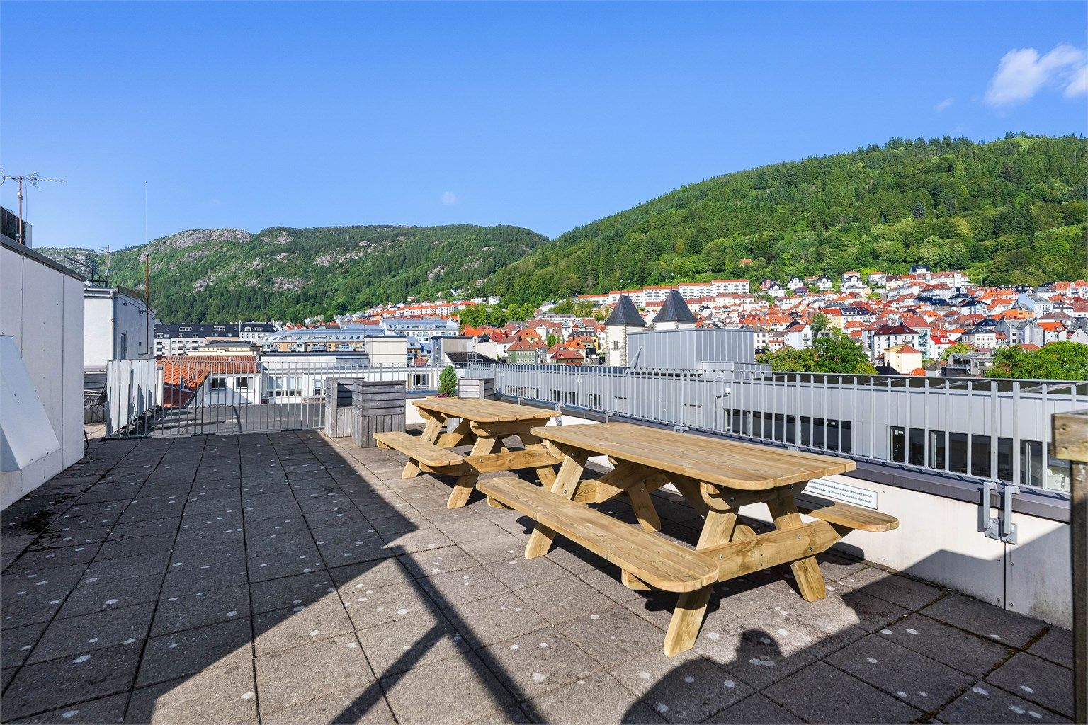 I øverste etasje er det felles takterrasse med sol fra morgen til kveld, samt nydelig utsikt. 