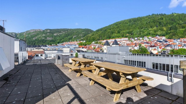 I øverste etasje er det felles takterrasse med sol fra morgen til kveld, samt nydelig utsikt.