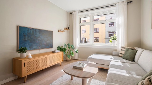 Det er god plass til stor sofaseksjon, stoler, bord og tilhørende mediemøblement.