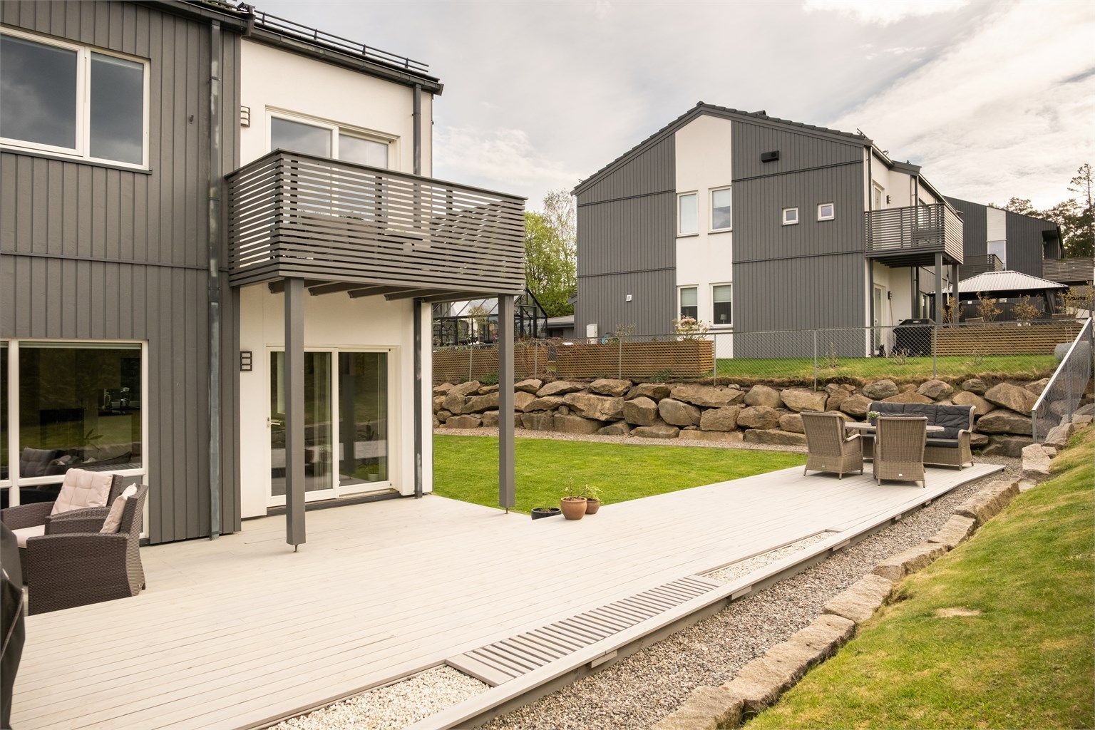 Hagen er meget lettstelt og i likhet med plattingene solfylt det meste av dagen sommerstid. Fotograf; Kristoffer Kristiansen.