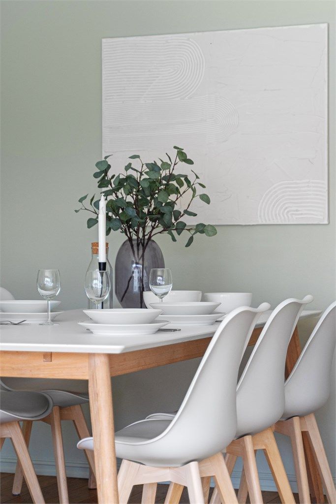 Moderne og tidsriktige farger går igjennom alle rom i boligen. 