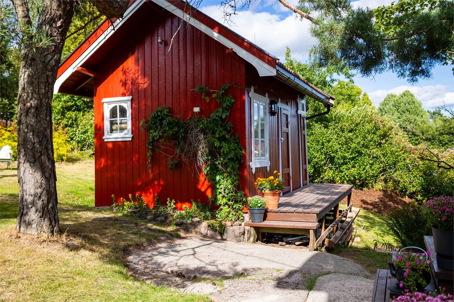 På tomten står en frittstående utebod på 14 m² for ekstra lagring.