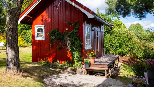 På tomten står en frittstående utebod på 14 m² for ekstra lagring.