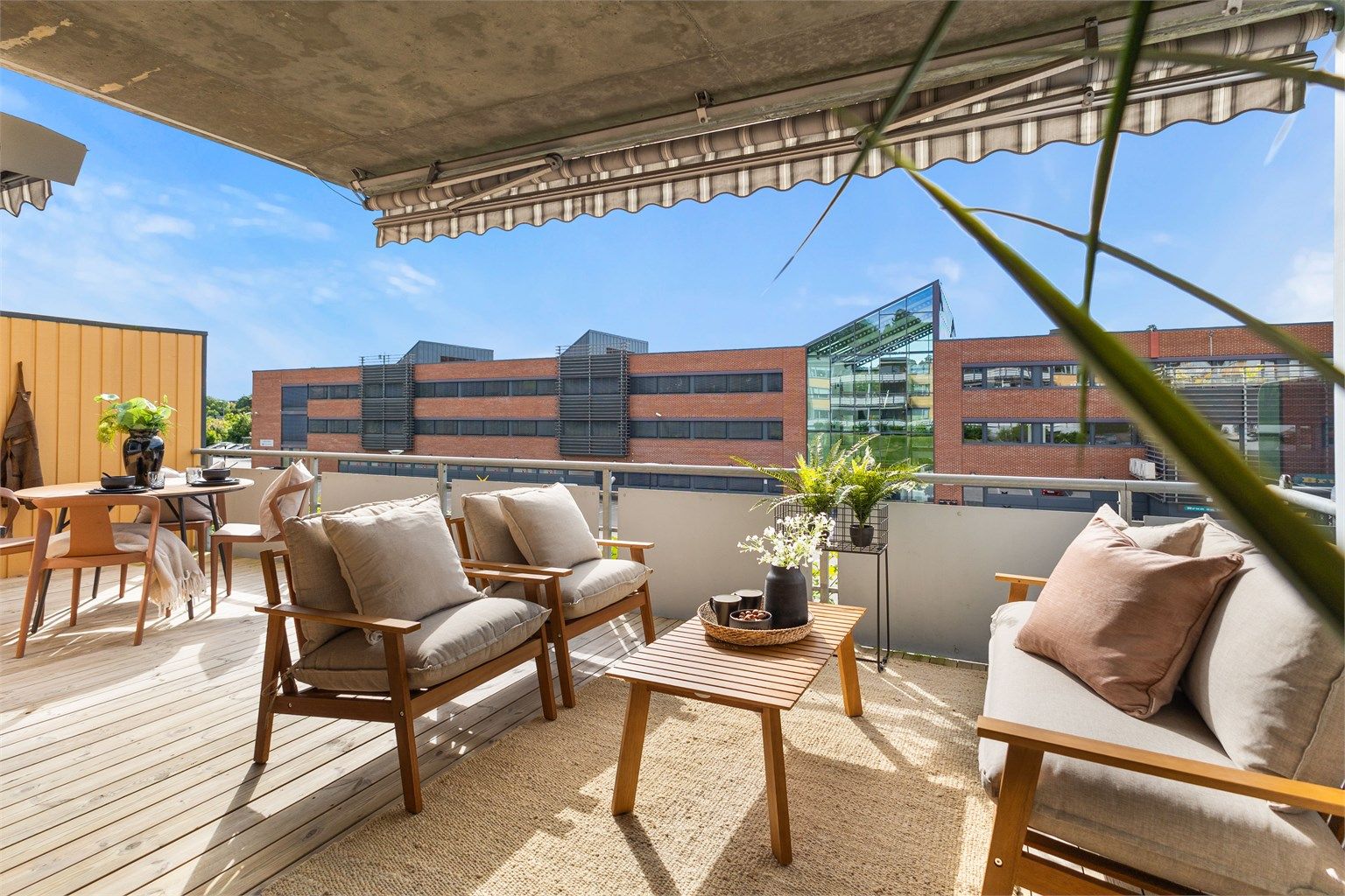 Leiligheten er gjennomgående i første etasje, med terrasse orientert mot vest