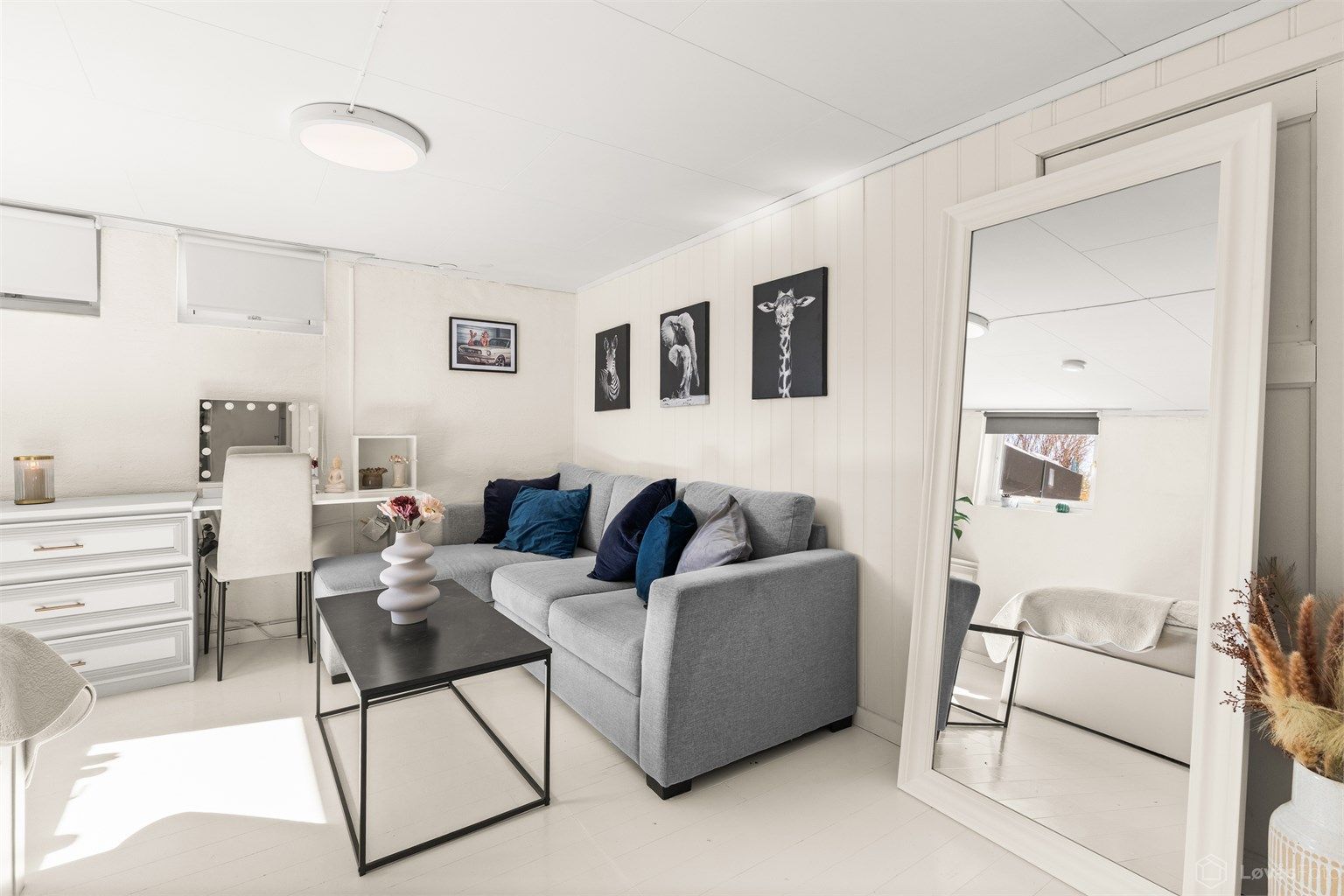 Det fjerde soverommet ligger i kjelleren og er godkjent for varig opphold. Rommet er innredet som en hyggelig kjellerstue.