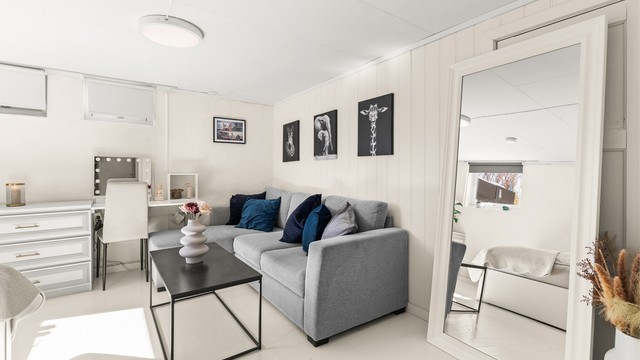 Det fjerde soverommet ligger i kjelleren og er godkjent for varig opphold. Rommet er innredet som en hyggelig kjellerstue.