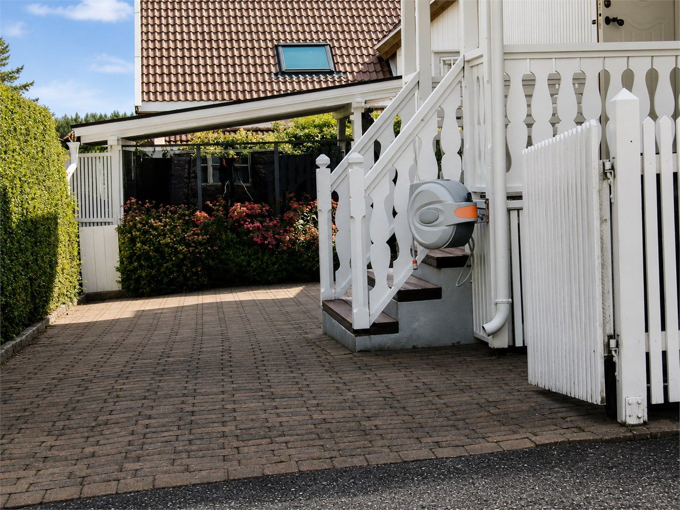 Her får du enkelt plass til to biler.