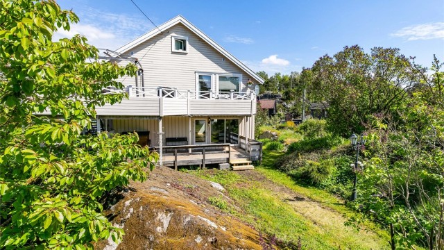 Leilighetene disponerer hver sin del av tomten. Leiligheten i første etasje tomten/hagen øst for fjellknausen. Fotograf; Børge Oppegård.