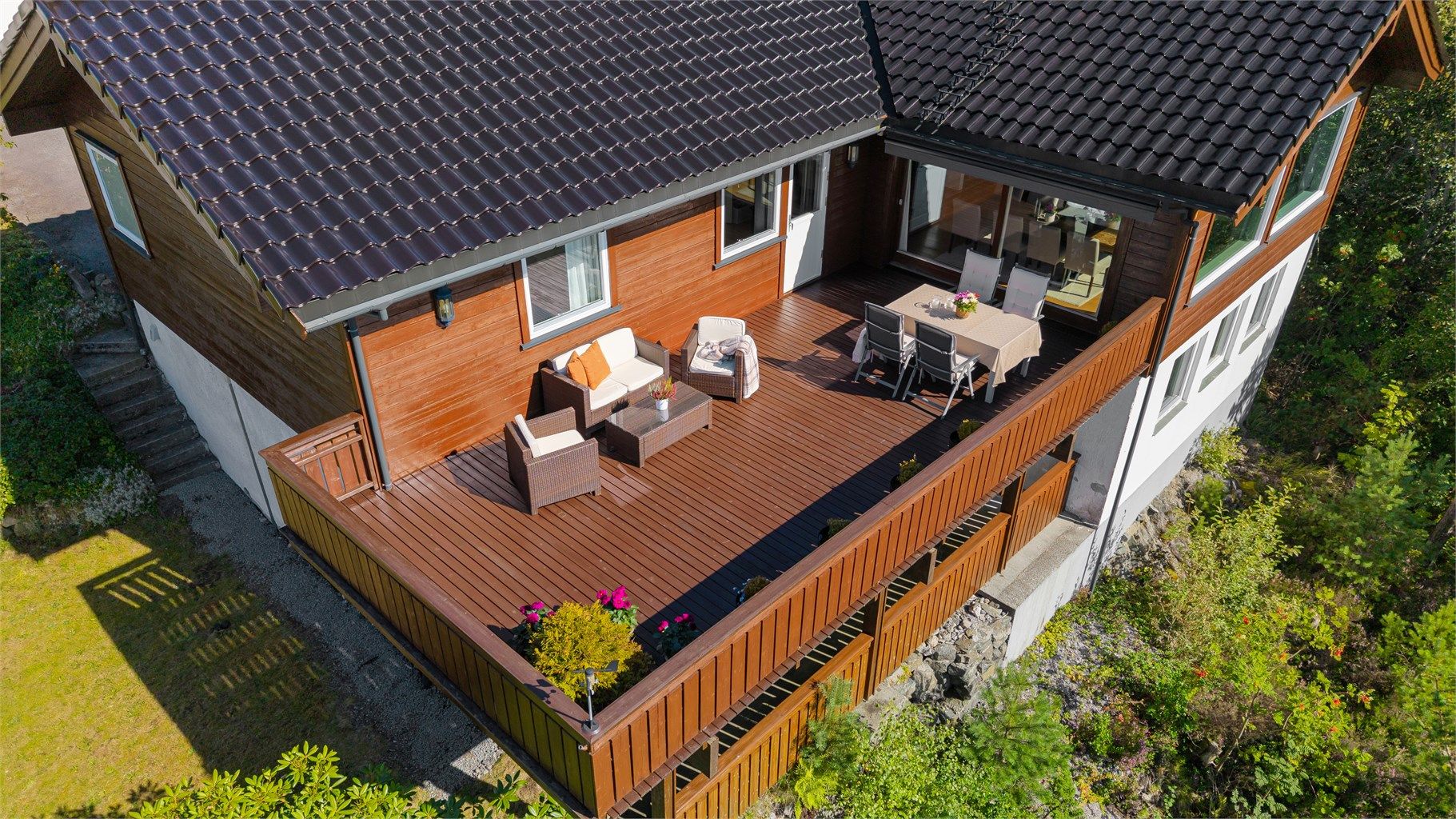 Dronebilde fasade og terrasse