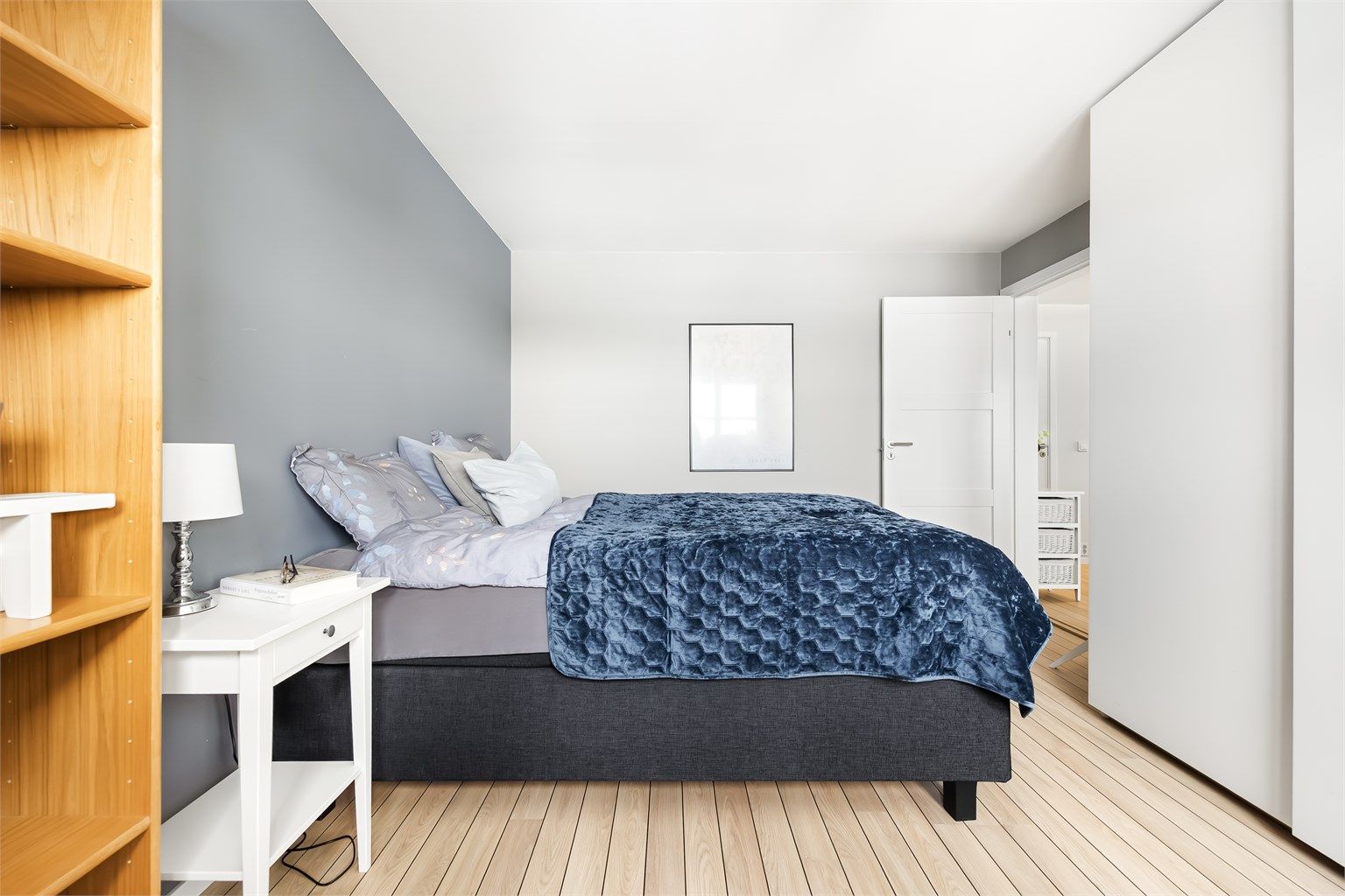 Begge rom har store vinduer som gir godt naturlig lysinnslipp og en luftig atmosfære.