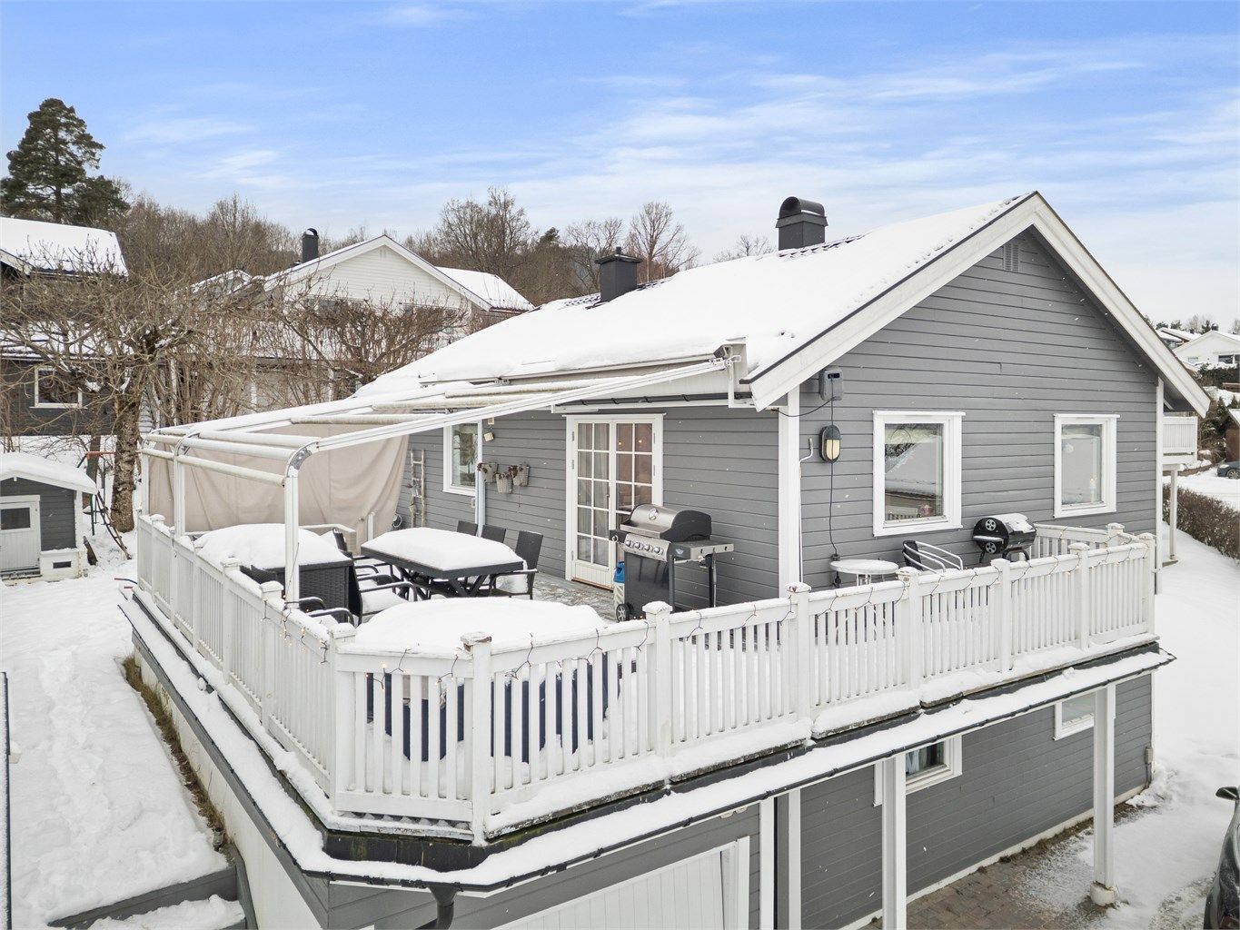 Terrassen er delvis overbygget (ikke byggemeldt pergola eller utvidelse), som forlenger brukstiden.