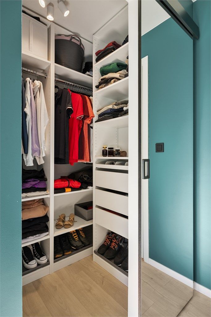 Skyvedør med speil inn til walk-in-closet 