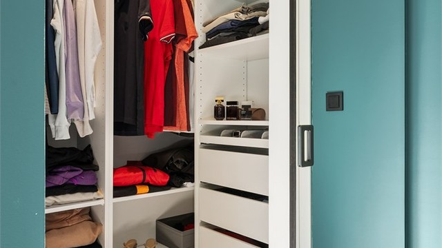 Skyvedør med speil inn til walk-in-closet