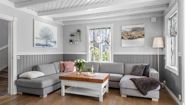 Utgang fra stuen til fin uteplass på overbygget terrasse