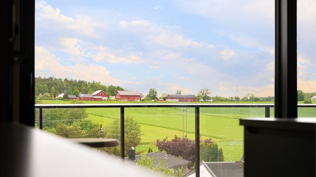 På kjøkkenet får du følge av flott utsikt til åkerlandskapet i vest.