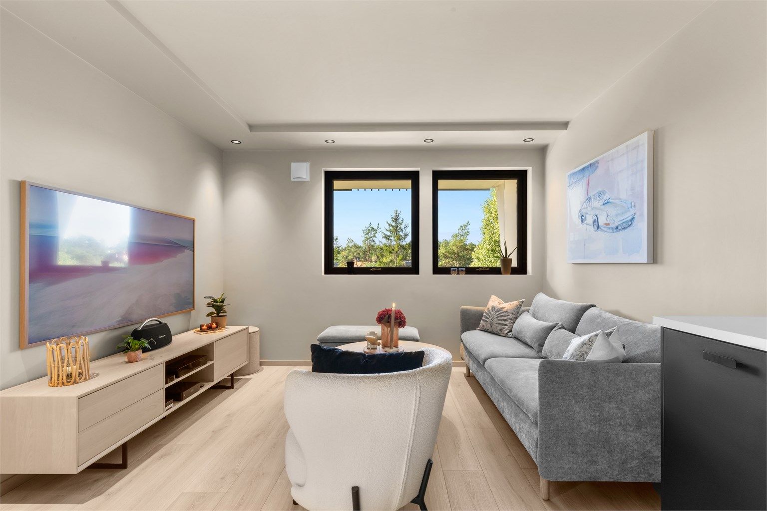 Stue - moderne stue med god plass til sofaløsning - downlights i himling - gulvvarme