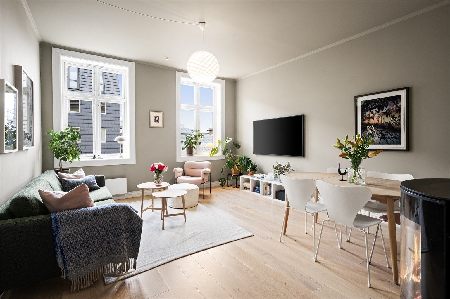 Vi har gleden av å presentere denne tiltalende og stilrene 3-roms leiligheten i et hyggelig borettslag med populær beliggenhet. 