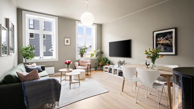 Vi har gleden av å presentere denne tiltalende og stilrene 3-roms leiligheten i et hyggelig borettslag med populær beliggenhet.