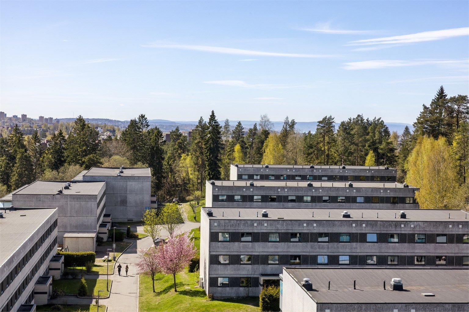 Området rundt byr på store grøntarealer og nærhet til naturen, ideelt for rekreasjon.