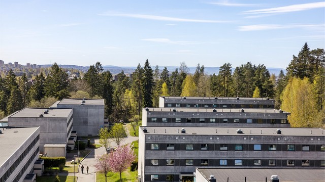 Området rundt byr på store grøntarealer og nærhet til naturen, ideelt for rekreasjon.