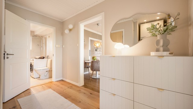 Entréen gir enkel adkomst til baderom, soverom 2 og videre inn til oppholdsrommet.
