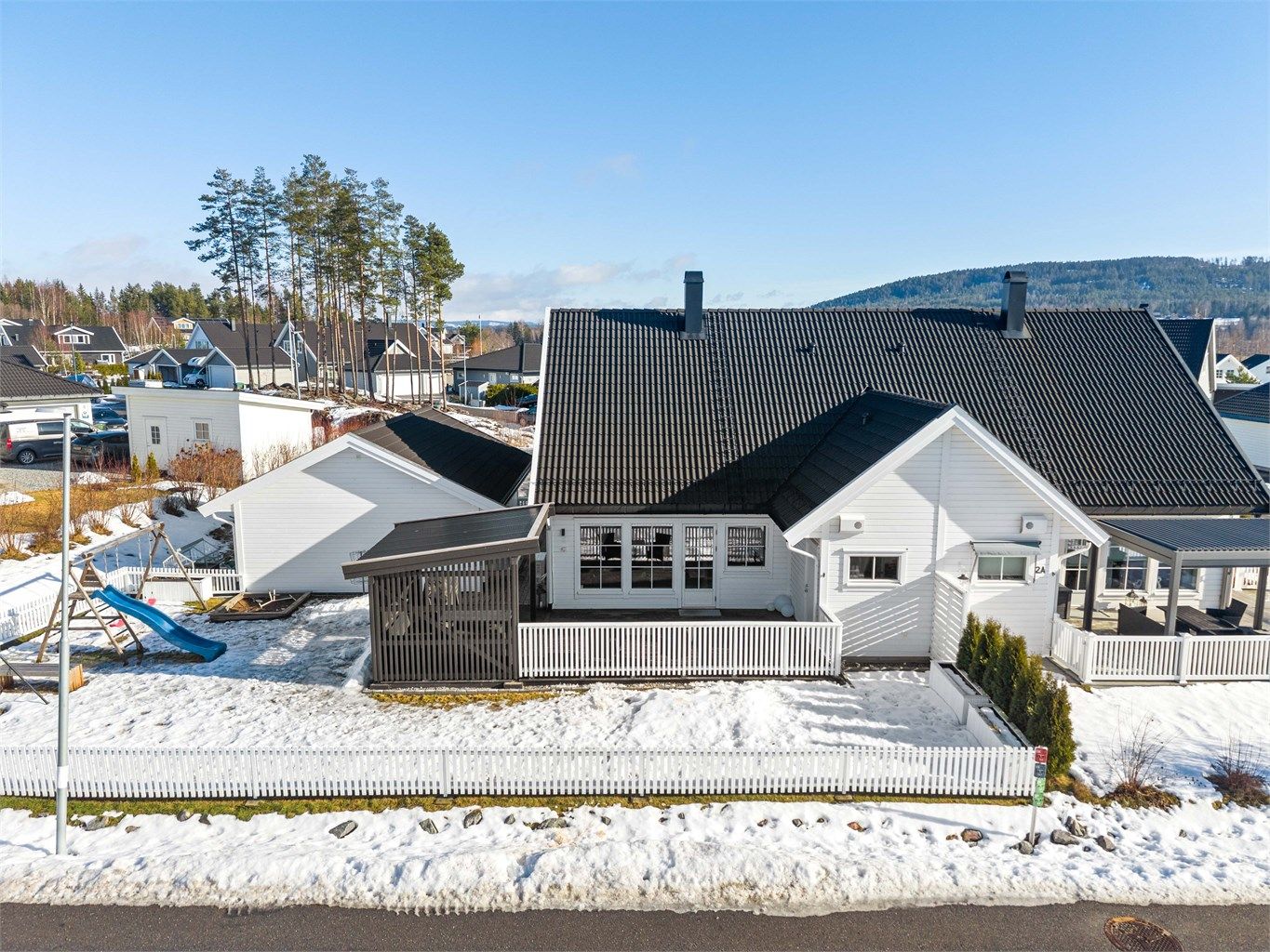 En moderne og innholdsrik halvpart av en tomannsbolig, ferdigstilt i 2019.