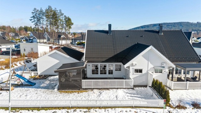 En moderne og innholdsrik halvpart av en tomannsbolig, ferdigstilt i 2019.