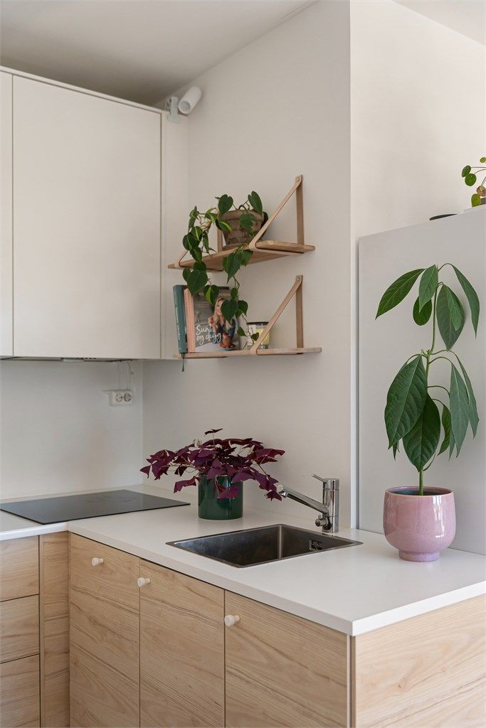 Praktiske detaljer som komfyrvakt og automatisk lekkasjesikring er installert på kjøkkenet.