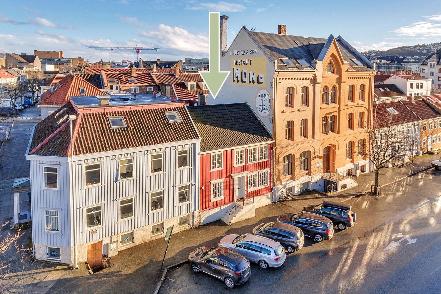 Velkommen til Sandgata 13  kledd i rødt – En sjelden eiendom midt i hjertet av Trondheim sentrum, med to boenheter, takterrasser og parkering i egen integrert carport  – En unik kombinasjon av historisk sjarm og moderne oppgraderinger.