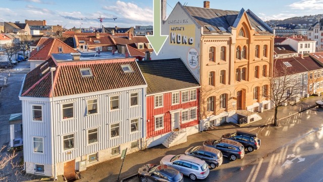 Velkommen til Sandgata 13 kledd i rødt – En sjelden eiendom midt i hjertet av Trondheim sentrum, med to boenheter, takterrasser og parkering i egen integrert carport – En unik kombinasjon av historisk sjarm og moderne oppgraderinger.